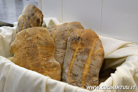 Il pane fresco appena sfornato dalla Masseria AbbirriamoMasseria2015 09