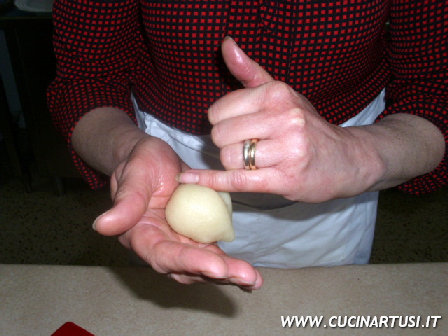 Le abili mani di Assunta creano forme di Pasta Reale FratiMinimi2015 09