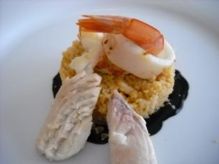 TORTINO DI COUS COUS SU COULIS DI PESCE AL NERO DI SEPPIA